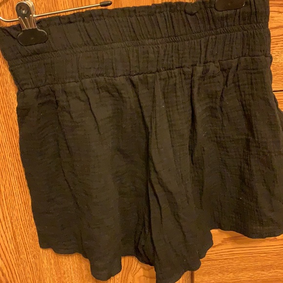 ⭐️FREE/$25 purchase⭐️ Black linen shorts - Picture 3 of 3